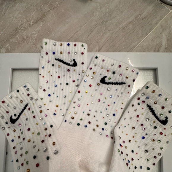 - 1 Pair Brand New White Nike Socks Adorned with Colorful Rhinestones - Picture 5 of 6